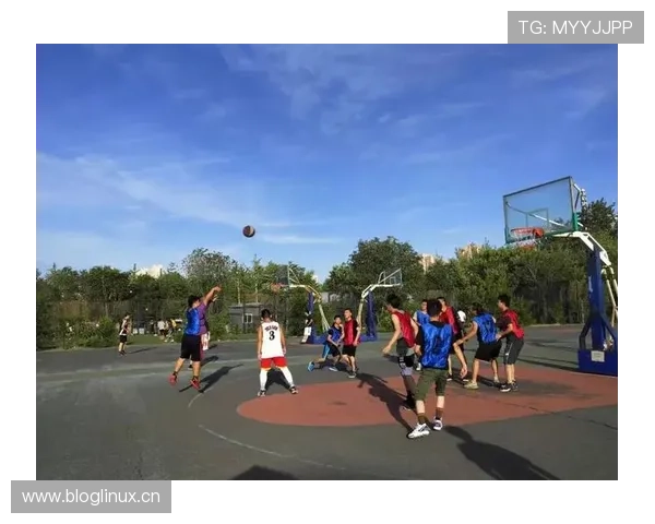 杨昊训练完直接去接孩子放学，校门口比赛场还紧张