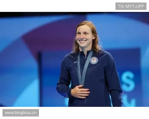 凯蒂·莱德基训练间隙居然躺地上自拍，这球星真没人比得上懒豪气！