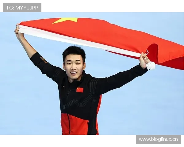 高亭宇训练完直接睡冰场边上，这人是真不怕冷还是压根没时间回家？